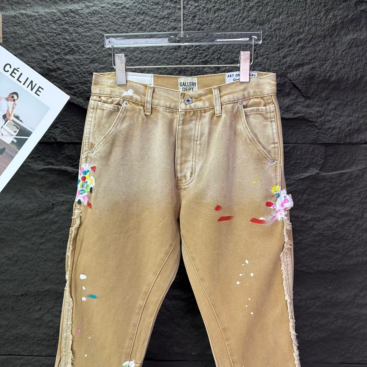 P250 GALLERY DEPT. & Croixin co-branded 2025 new splash-ink hand-painted splicing multi-pocket couple style loose washed micro-flared jeans 🔥High version🔥High version🔥 Top ceiling quality Styles with different washed textures are very friendly to people with thin legs and thick legs. The micro-flared version is very flattering. Moderate length that never goes out of style, easy to match with casually, basic styling for various styles, a must-have in the wardrobe! The fabric is stiff but also makes the upper body soft without losing texture. The washing process is even more perfect. It is a must-have item for everyone! ! ! Washed wheat, hang tag, pants label, complete with three labels Color: khaki Size: 28, 30, 32, 34, 36 (five sizes)